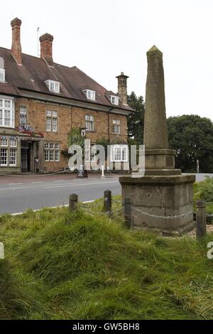 Rede-Haus mit Obelisk markiert das Zentrum der Forest of Dean Stockfoto