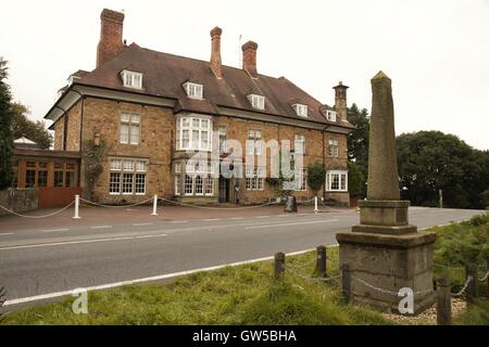 Rede-Haus mit Obelisk markiert das Zentrum der Forest of Dean Stockfoto