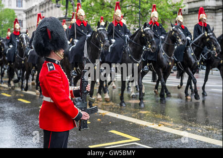 LONDON - 18. Mai 2016: Guard steht stramm wie eine Pferdekutsche Prozession mit Königin Elizabeth II zum Buckingham Palace. Stockfoto