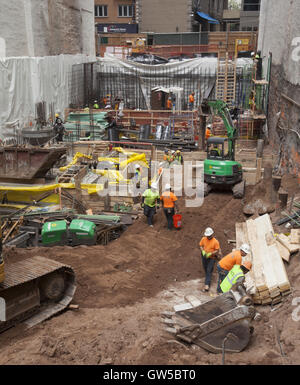 Graben tief für einen neuen hohen Gebäude in der Innenstadt von Manhattan. Stockfoto