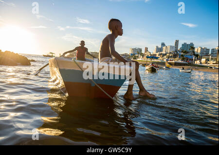 SALVADOR, Brasilien - 20. Februar 2016: Brasilianer warten Feiernden am Festival Yemanja, ein Boot auf das Meer nehmen Sie. Stockfoto