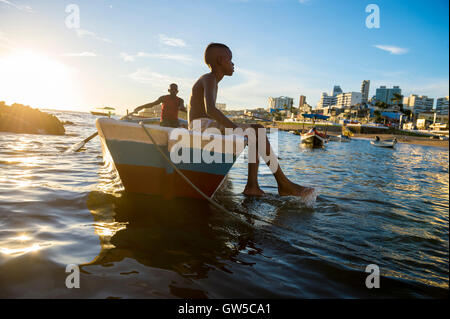 SALVADOR, Brasilien - 20. Februar 2016: Brasilianer warten Feiernden am Festival Yemanja, ein Boot auf das Meer nehmen Sie. Stockfoto