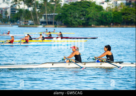 RIO DE JANEIRO - 2. April 2016: Der Ruderer Mannschaften in einem Rennen auf Lagoa Rodrigo de Freitas-Lagune, ein Austragungsort der Olympischen Spiele. Stockfoto