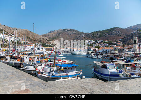 HYDRA, Griechenland - 29. August 2016: Boote in Stadt Hydra auf Hydra-Insel in Griechenland. Hydra ist eines der Saronischen Inseln Griechenlands. Stockfoto