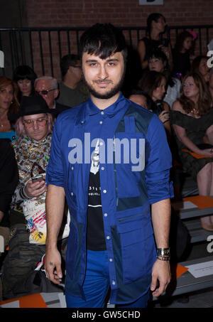 Brad Walsh besucht Start-und Landebahn für Christian Siriano Sammlung während der New York Fashion Woche Frühjahr/Sommer 2017 bei Art-Beam Stockfoto