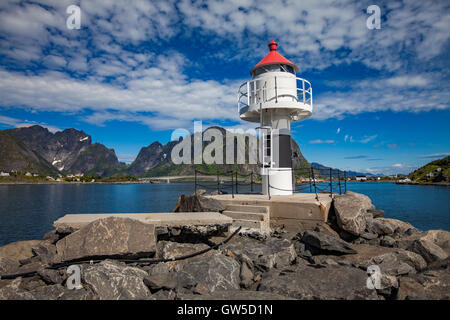 Die Lofoten sind eine Inselgruppe in der Grafschaft von Nordland, Norwegen. Bekannt für eine unverwechselbare Landschaft mit dramatischen Berge und Gipfel Stockfoto