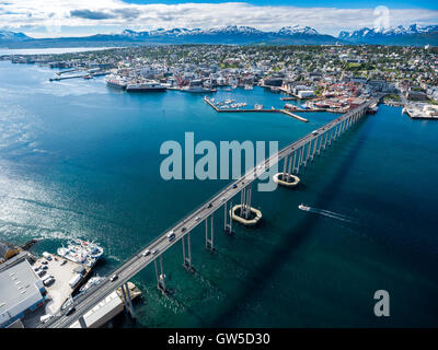 Brücke der Stadt Tromsø, Norwegen Luftaufnahmen. Tromsø ist die nördlichste Stadt der Welt mit einer Bevölkerung Abov betrachtet. Stockfoto