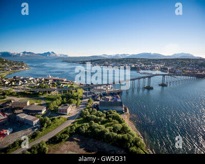 Brücke der Stadt Tromsø, Norwegen Luftaufnahmen. Tromsø ist die nördlichste Stadt der Welt mit einer Bevölkerung Abov betrachtet. Stockfoto