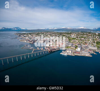 Brücke der Stadt Tromsø, Norwegen Luftaufnahmen. Tromsø ist die nördlichste Stadt der Welt mit einer Bevölkerung Abov betrachtet. Stockfoto