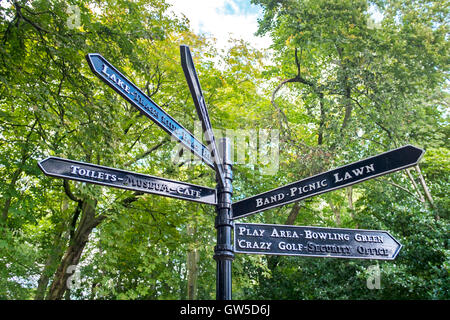 Ein Finger Post oder Wegpunkt in "Botanic Gardens", Southport, Merseyside, England. Stockfoto