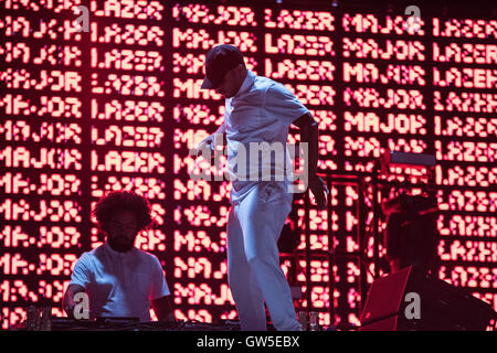 Jillionaire und Walshy Fire von Major Lazer führen am Tag 1 der Bestival 2016 um Robin Hill Country Park auf 9. September 2016 in Stockfoto