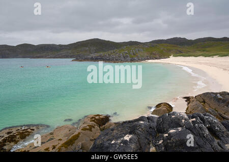 Kajak's geben Sie den schönen klaren blauen Wasser der Bucht Achmelvich - auf der NC 500 Routing in den schottischen Highlands, Großbritannien Stockfoto