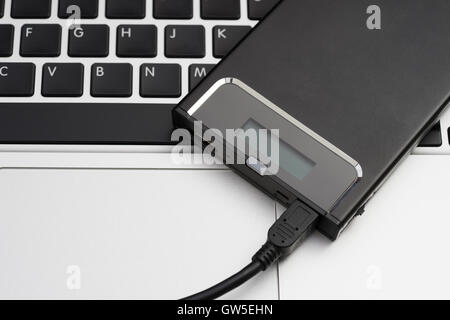 Externe Festplatte über Laptop-Tastatur Stockfoto