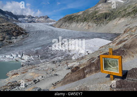 Zurückweichenden Rhonegletscher gesehen aus der Sicht den Gletscher erweitert im Jahr 1996, mit einem Schild gekennzeichnet. Obergoms, Wallis, Schweiz. Stockfoto