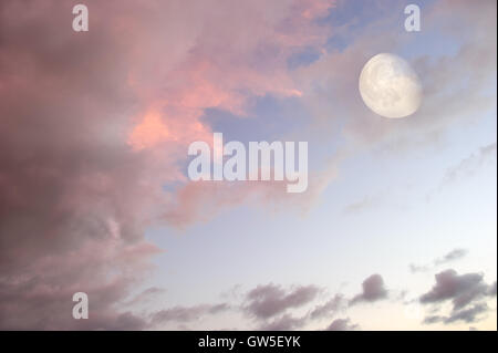 Mond Wolken Himmel ist eine lebendige surreale Fantasie wie Wolkengebilde mit dem feinstofflichen himmlischen Vollmond steigt. Stockfoto