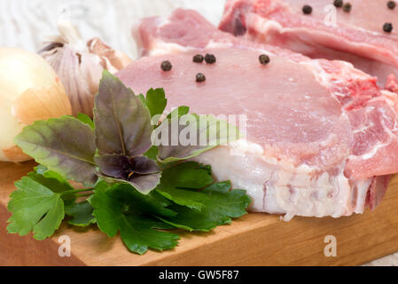Stücke von frischem Schweinefleisch zum Kochen Koteletts Stockfoto