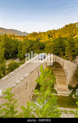 Auto, die Brücke der alten Glöckner in der Emilia Romagna Stockfoto