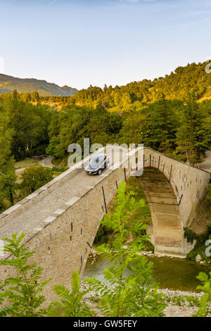 Auto, die Brücke der alten Glöckner in der Emilia Romagna Stockfoto