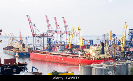 Schwere Massengutfrachter in marine Handelshafen Stockfoto