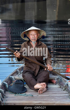 Älterer Mann mit Spitzbart und konische Hut im Boot, Hoi an ein (UNESCO Weltkulturerbe), Vietnam Stockfoto