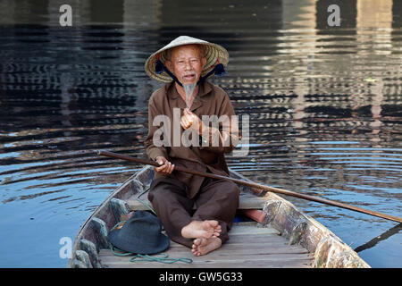 Älterer Mann mit Spitzbart und konische Hut im Boot, Hoi an ein (UNESCO Weltkulturerbe), Vietnam Stockfoto