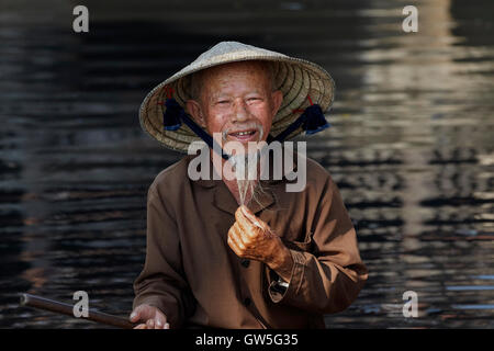 Älterer Mann mit Spitzbart und konische Hut im Boot, Hoi an ein (UNESCO Weltkulturerbe), Vietnam Stockfoto