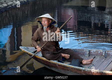 Älterer Mann mit Spitzbart und konische Hut im Boot, Hoi an ein (UNESCO Weltkulturerbe), Vietnam Stockfoto