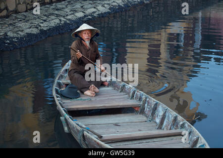 Älterer Mann mit Spitzbart und konische Hut im Boot, Hoi an ein (UNESCO Weltkulturerbe), Vietnam Stockfoto