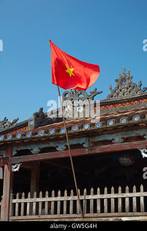 Vietnamesische Flagge und historische japanische überdachte Brücke (5. / 6. Jh.), Hoi an ein (UNESCO Weltkulturerbe), Vietnam Stockfoto