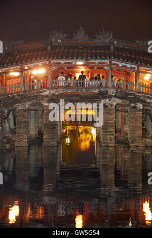 Historische japanische überdachte Brücke in der Nacht (5. / 6. Jh.), Hoi an ein (UNESCO Weltkulturerbe), Vietnam Stockfoto