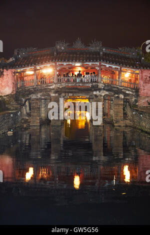 Historische japanische überdachte Brücke in der Nacht (5. / 6. Jh.), Hoi an ein (UNESCO Weltkulturerbe), Vietnam Stockfoto