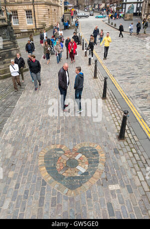 The Heart of Midlothian Edinburgh Schottland. Grenzstein auf der High Street Teil der Royal Mile. Menschen, die spucken auf ihn als Glücksbringer Stockfoto