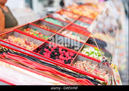 Verschiedene Süßigkeiten auf Outdoor-Weihnachtsmarkt.  Selektiven Fokus. Stockfoto