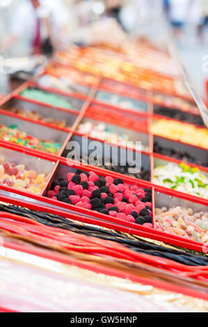 Verschiedene Süßigkeiten auf Outdoor-Weihnachtsmarkt.  Selektiven Fokus. Stockfoto