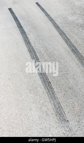 Bremse-Markierungen auf der Straße. Stockfoto