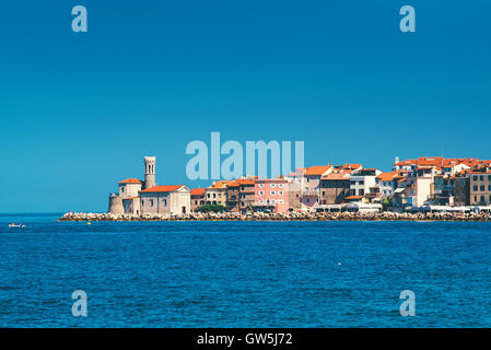 Malerische Altstadt Piran an der slowenischen Adria-Küste, geschossen von Segelboot an sonnigen Sommertag Stockfoto