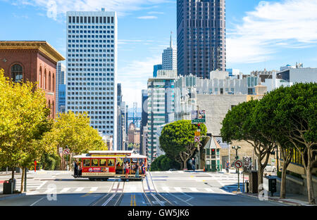 San Francisco, USA - 24. September 2015: Türme und Stadtbild gesehen von der California Street mit der Seilbahn über Powel stre Stockfoto