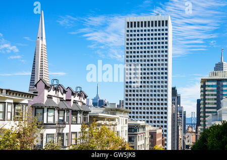 San Francisco, USA - 24. September 2015: Türme und Stadtbild gesehen von der California Street im Hintergrund links der Transamerica P Stockfoto