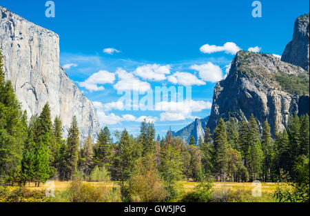 Yosemite Nationalpark, Kalifornien, Panoramablick über das Tal mit den El Capitan und die Türme der Kathedrale Berge Stockfoto