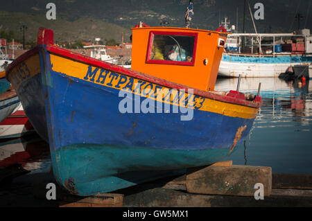 Hafen von einem griechischen Fischerdorf mit Fischerboot im Trockendock mit ruhiger See Stockfoto