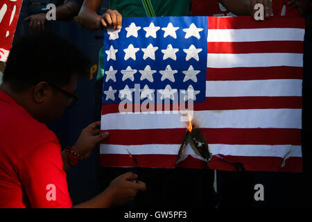 Studentengruppe League of Filipino Students marschierten an die US-Botschaft in Roxas Boulevard in Manila, Sonntag Nachmittag. Die Gruppe brannte ein mock US-Flagge, wie sie ihre Forderung gegen die angebliche anhaltenden Intervention der USA in das Land Luft. (Foto: J Gerard Seguia/Pacific Press) Stockfoto