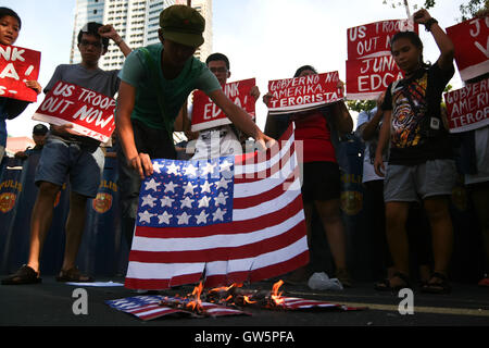 Studentengruppe League of Filipino Students marschierten an die US-Botschaft in Roxas Boulevard in Manila, Sonntag Nachmittag. Die Gruppe brannte ein mock US-Flagge, wie sie ihre Forderung gegen die angebliche anhaltenden Intervention der USA in das Land Luft. (Foto: J Gerard Seguia/Pacific Press) Stockfoto