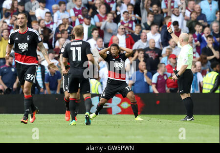 Nottingham Forest Hildeberto Pereira (Mitte rechts) wird von Schiedsrichter Simon Hooper während der Himmel Bet Meisterschaftsspiel im Villa Park, Birmingham abgeschickt. Stockfoto