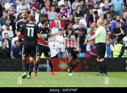 Nottingham Forest Hildeberto Pereira (Mitte rechts) wird von Schiedsrichter Simon Hooper während der Himmel Bet Meisterschaftsspiel im Villa Park, Birmingham abgeschickt. Stockfoto