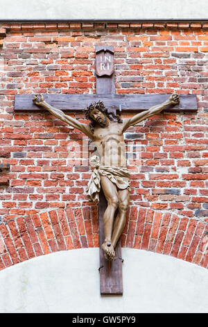 Kreuz auf der Vorderseite der armenischen Kathedrale in Lemberg Stockfoto