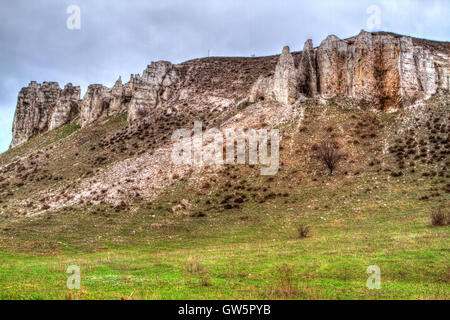 Der Felsvorsprung befindet sich in der Oberkreide Donezk der Constantine-Region in der Nähe des Dorfes Belokuzminovka Stockfoto