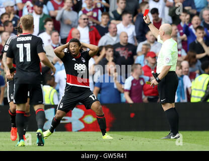 Nottingham Forest Hildeberto Pereira (Mitte) wird von Schiedsrichter Simon Hooper während der Himmel Bet Meisterschaftsspiel im Villa Park, Birmingham abgeschickt. Stockfoto