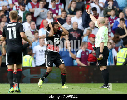 Nottingham Forest Hildeberto Pereira (Mitte) wird von Schiedsrichter Simon Hooper während der Himmel Bet Meisterschaftsspiel im Villa Park, Birmingham abgeschickt. Stockfoto