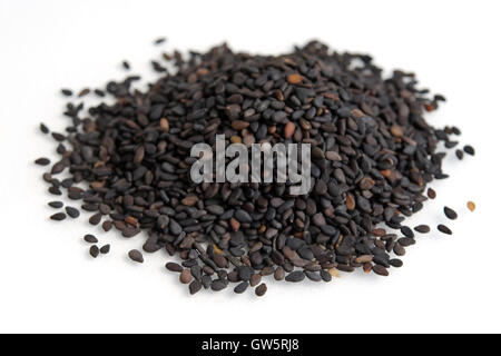 Schwarzer Sesam, isoliert auf weiss (auch als Sesamum Indicum, Indicum Sesam oder Sesamon genannt) Stockfoto