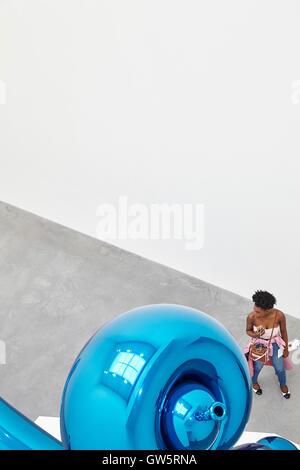 Blickte auf die Jeff Koons Ballon Skulptur in der Galerie doppelter Höhe. NEWPORT STREET GALLERY, London, Vereinigtes Königreich. Architekt: CARUSO ST JOHN, 2016. Stockfoto